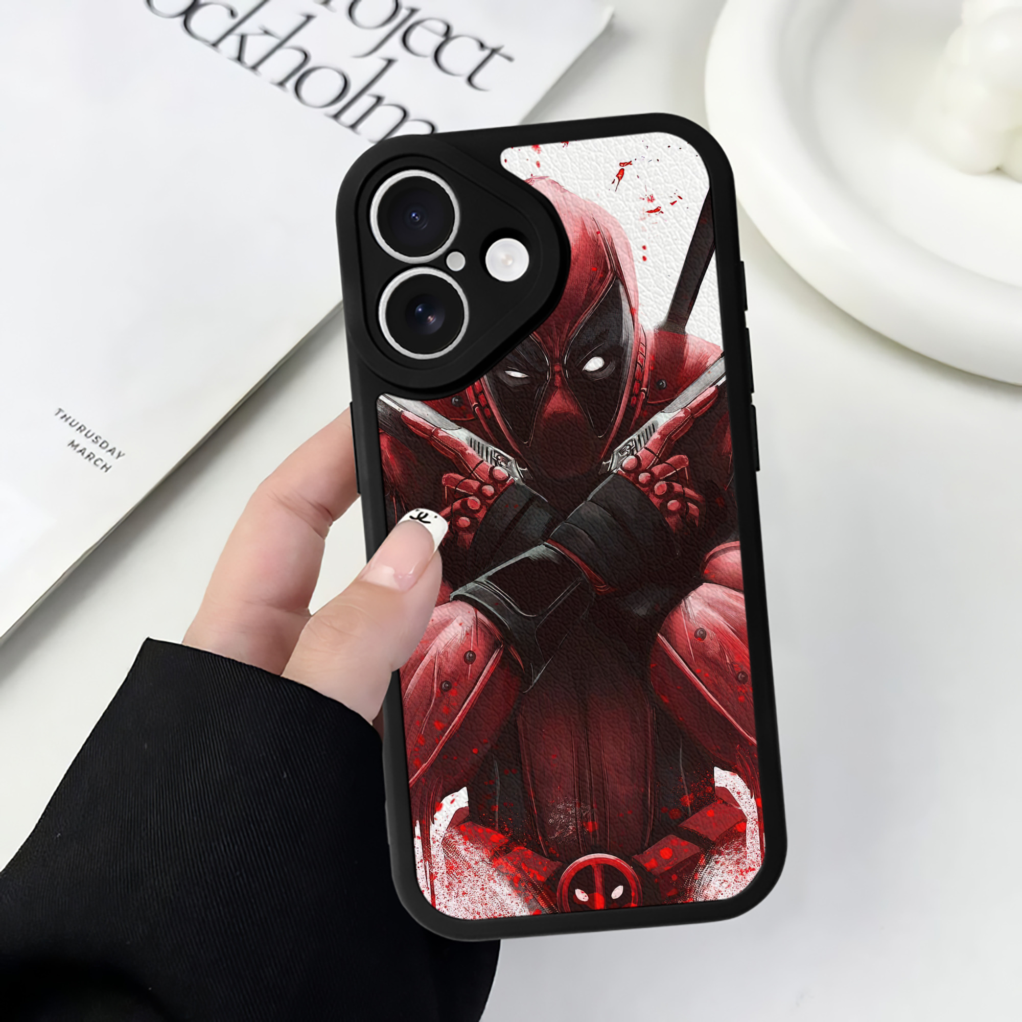 （画像用） Deadpool デッドプール 【iPhone 16シリーズ対応】シリコンスマホケース（レザー調） 材質：シリコン